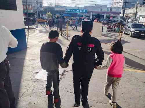 Interceptan en Toluca a 2 niños que huían sólos por bulling en Villa Victoria